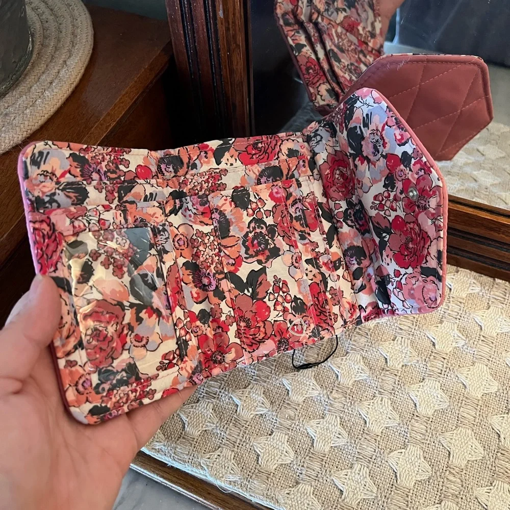 VERA BRADLEY Classic Ultralight RFID Quilted TriFold Wallet Dusty Pink & Floral - Picture 4 of 5